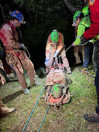Frasassi - Operazione di soccorso nella Grotta del Fiume: recuperata speleologa ferita